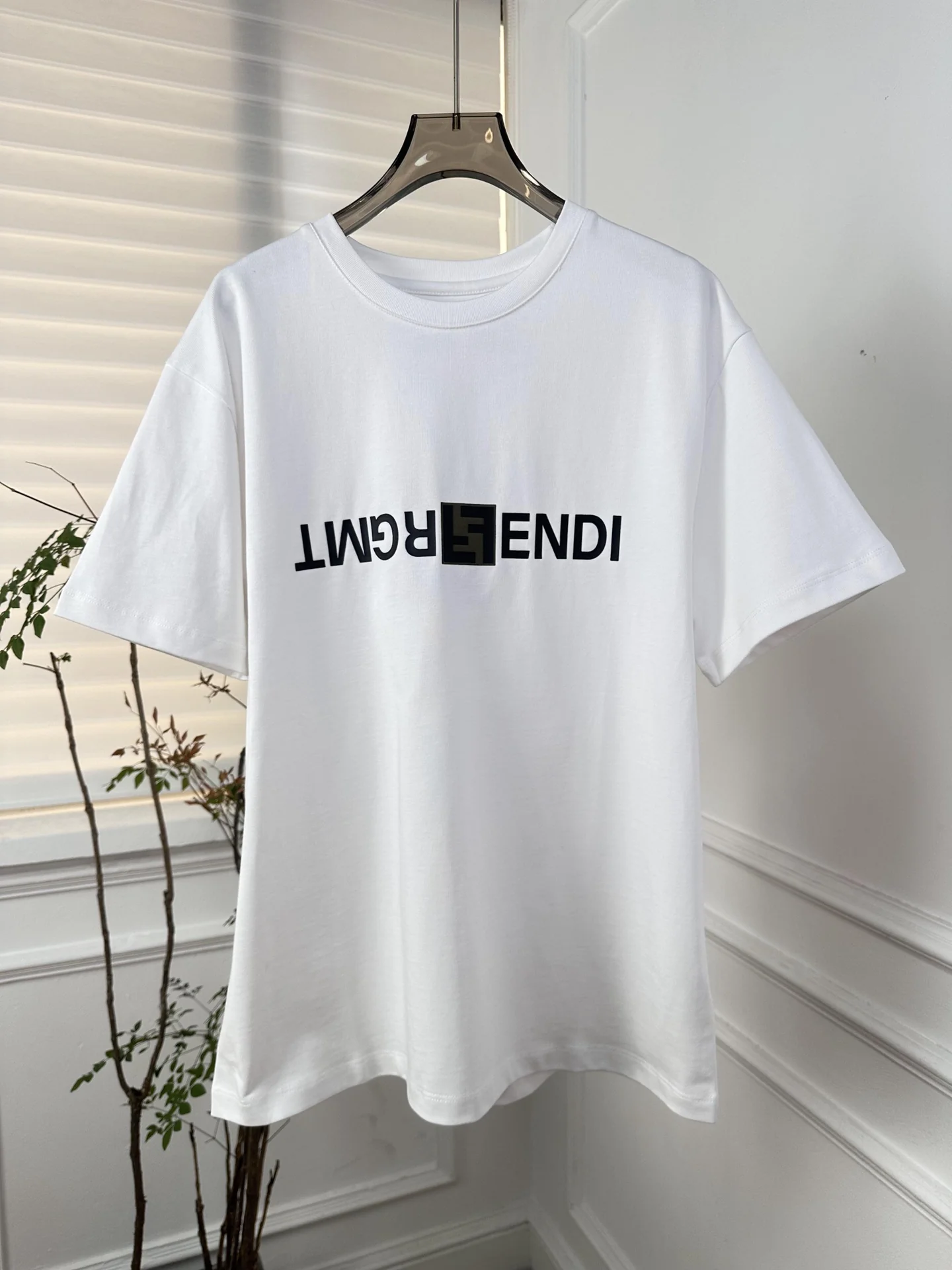 Fendi-2403-24ss Новинка ранней весны. Футболка с коротким рукавом, созданная в рамках коллаборации Fendi. Лимитированная коллаборация Fendi-X-Fujiwara x-Pokem.