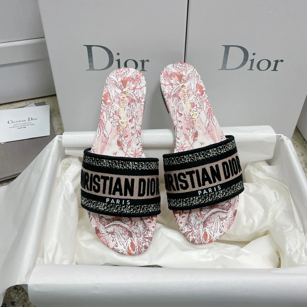 Новинка сезона весна/лето 2023 от Dior - жаккардовые тапочки с вышивкой - цветочная подошва, розово-белые.