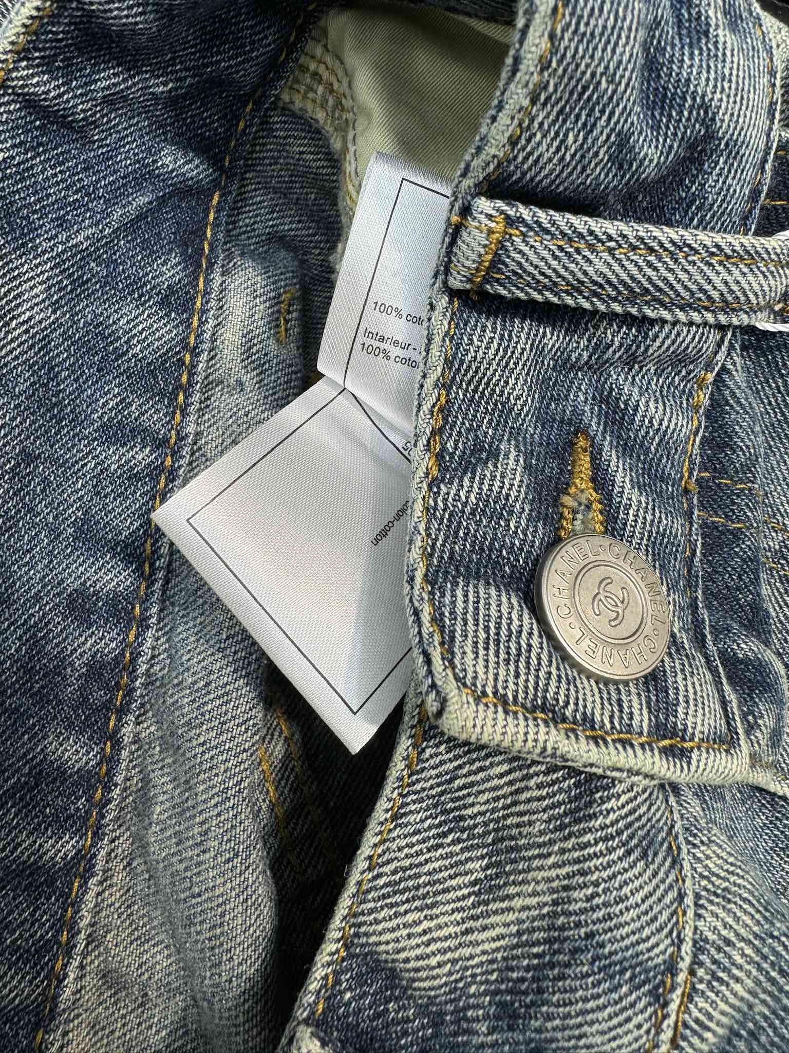 Джинсы прямого кроя Chanel 2403 с вышитой надписью