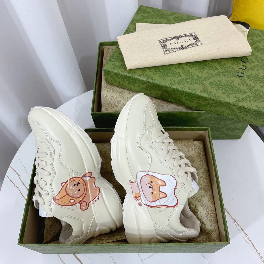 Новинка сезона весна/лето 2023 от Gucci - милые массивные туфли с узором.