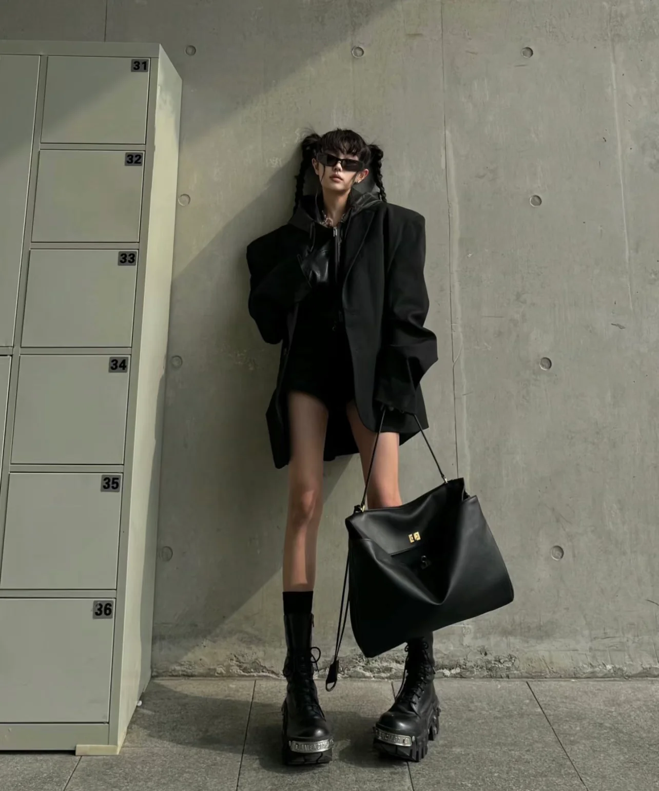 Сумка Balenciaga Rodeo - длина 39,8 см - черная с серебристой фурнитурой.