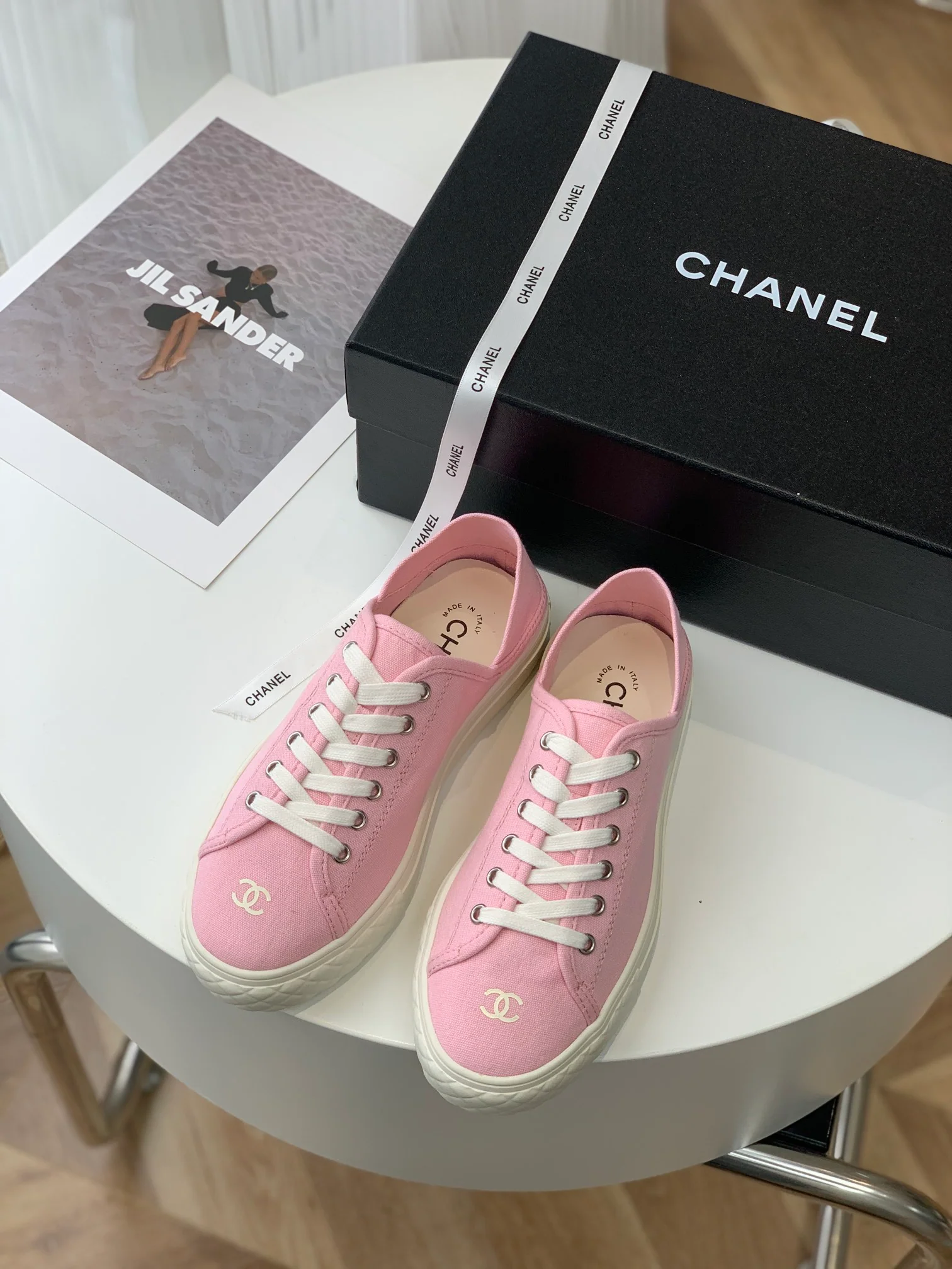 Новинка Chanel весна/лето 2023 - Коллекция конфетных цветов - Розовые парусиновые туфли