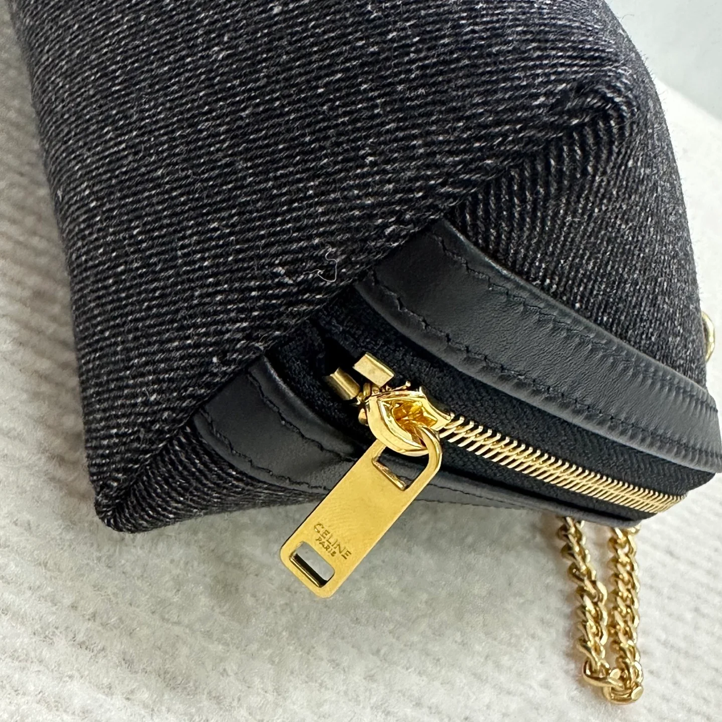 Сумка Celine из джинсовой ткани с вышивкой и цепочкой из ракушек