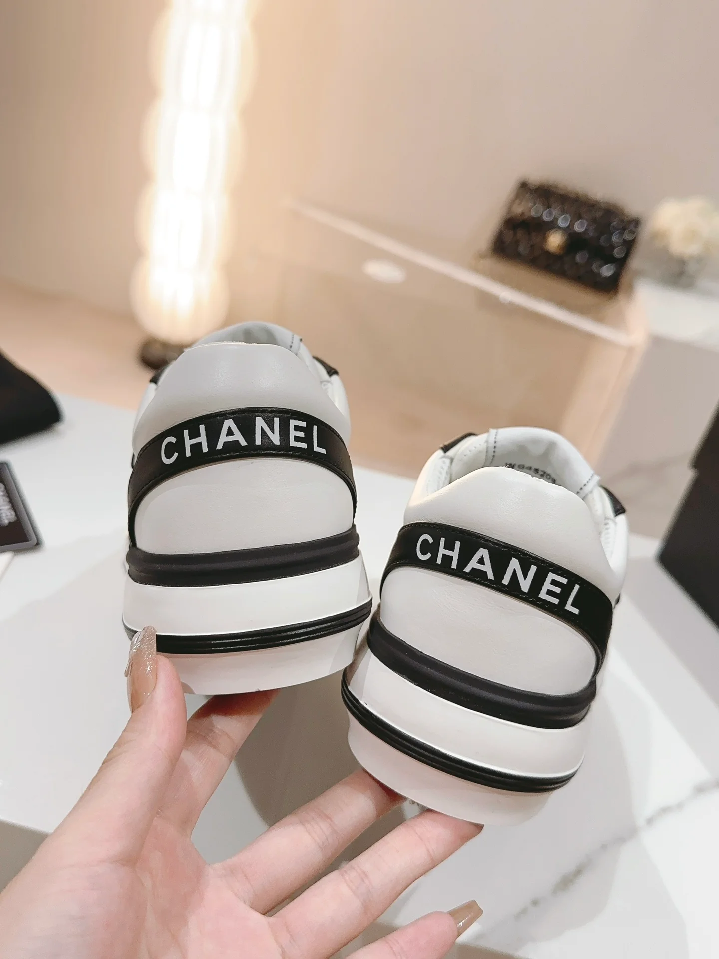 Новые поступления коллекции Chanel весна/лето 2023 - Кроссовки - Повседневные кроссовки - Черно-белые