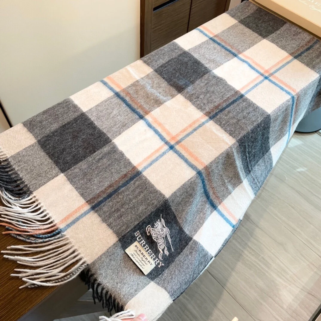 Шарф Burberry из овечьей шерсти с вышивкой в ??виде лошади — можно носить как шаль.