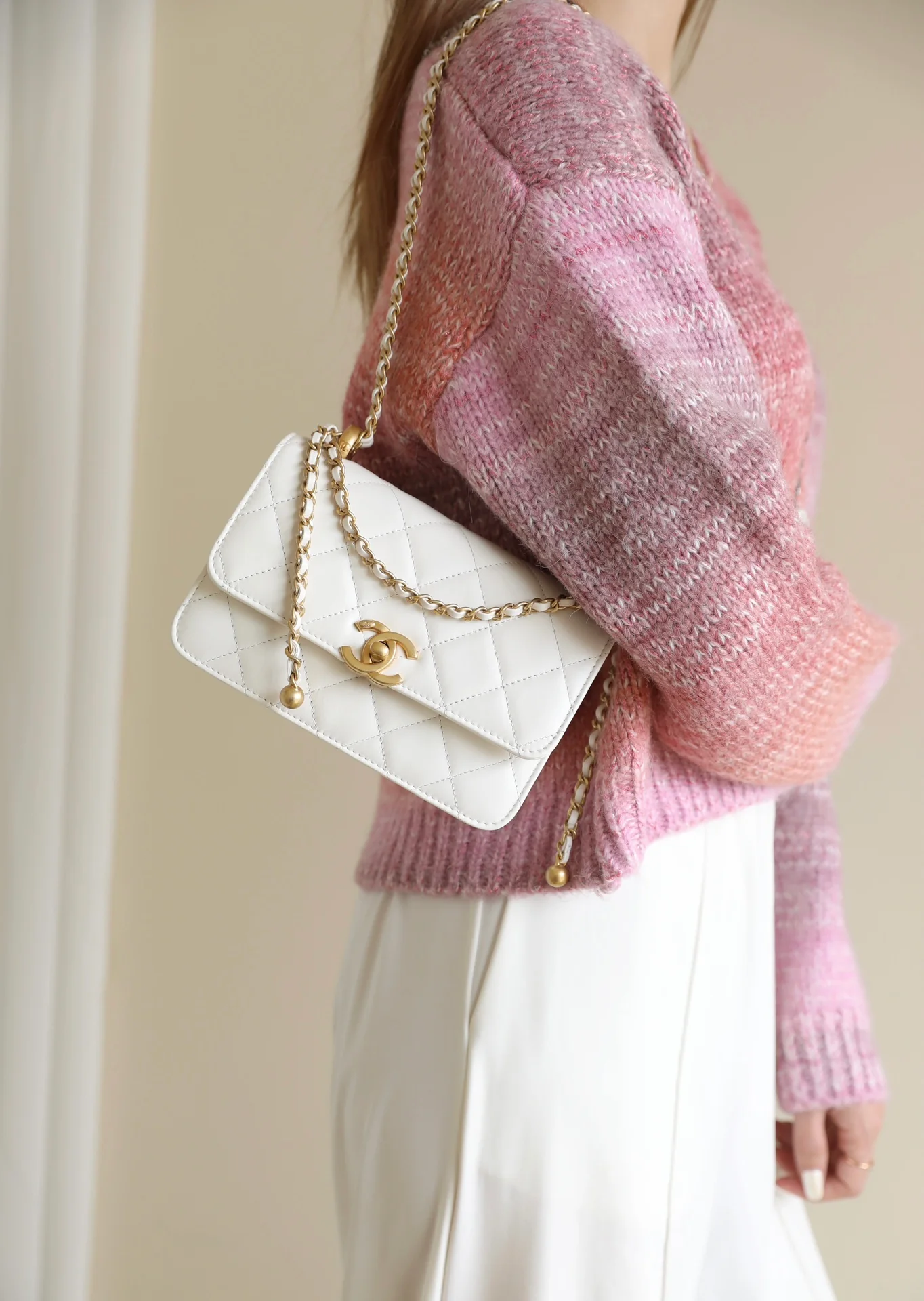 Маленькая белая сумка Chanel 24c с двойным золотым бисером и клапаном.