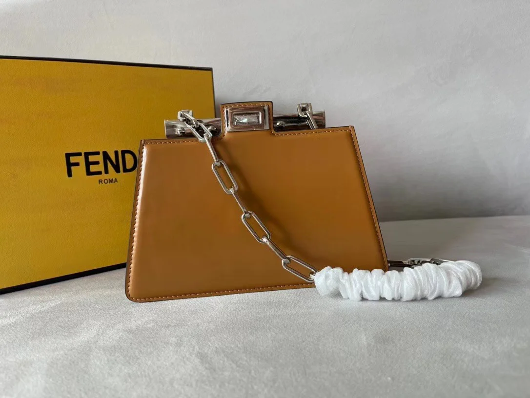 Модель Fendi с подиума 2023 года - вырез 