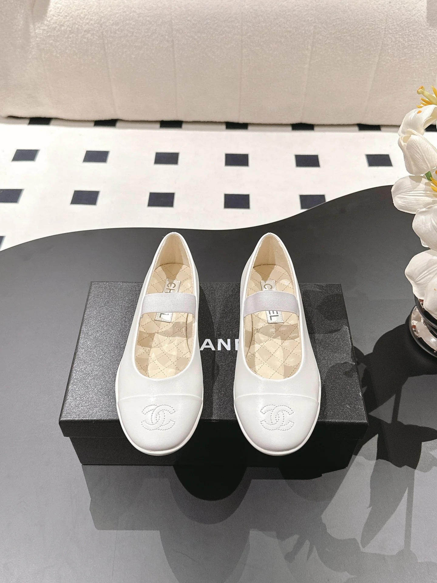 Туфли Мэри Джейн Chanel 2025 — белые