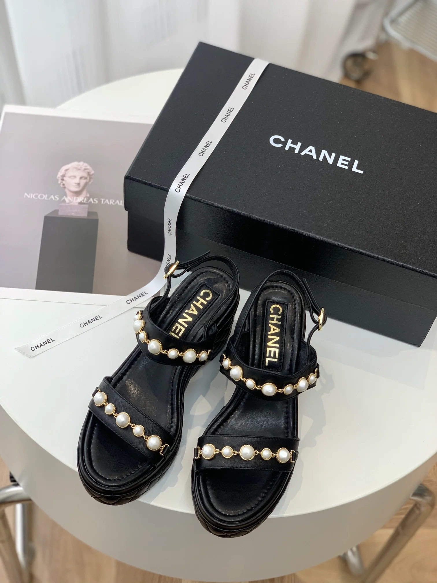 Новинка 2023 года от Chanel - Сандалии на платформе с ромбовидным узором - Черные