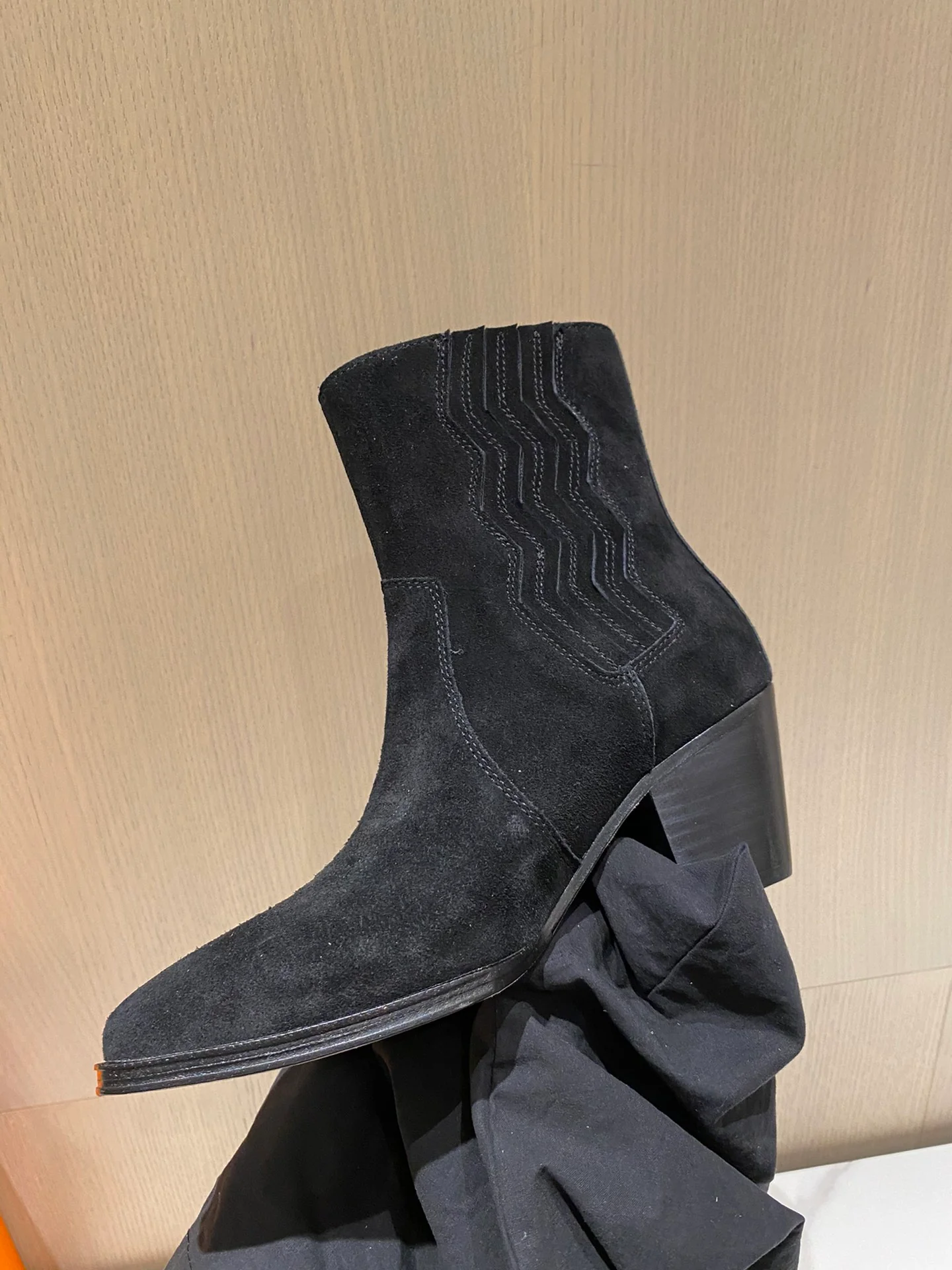 Новинка осенне-зимней коллекции Hermes - замшевые ботильоны - черные.