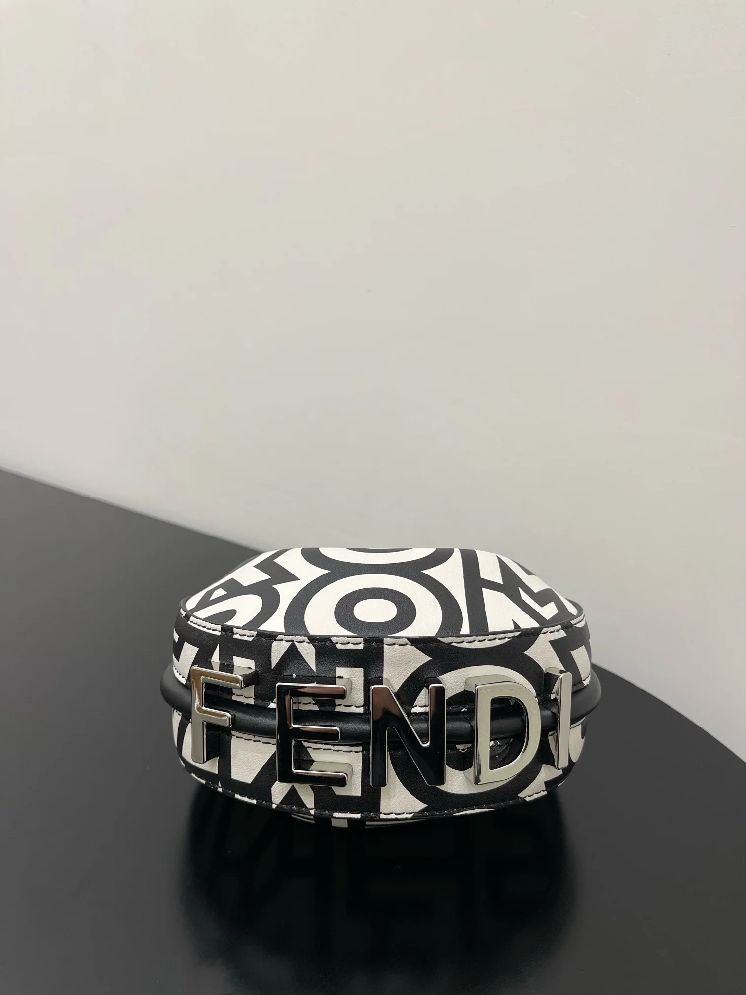 Мини-сумка Fendi Praphy Crescent Moon через плечо — черно-белая коллаборация.
