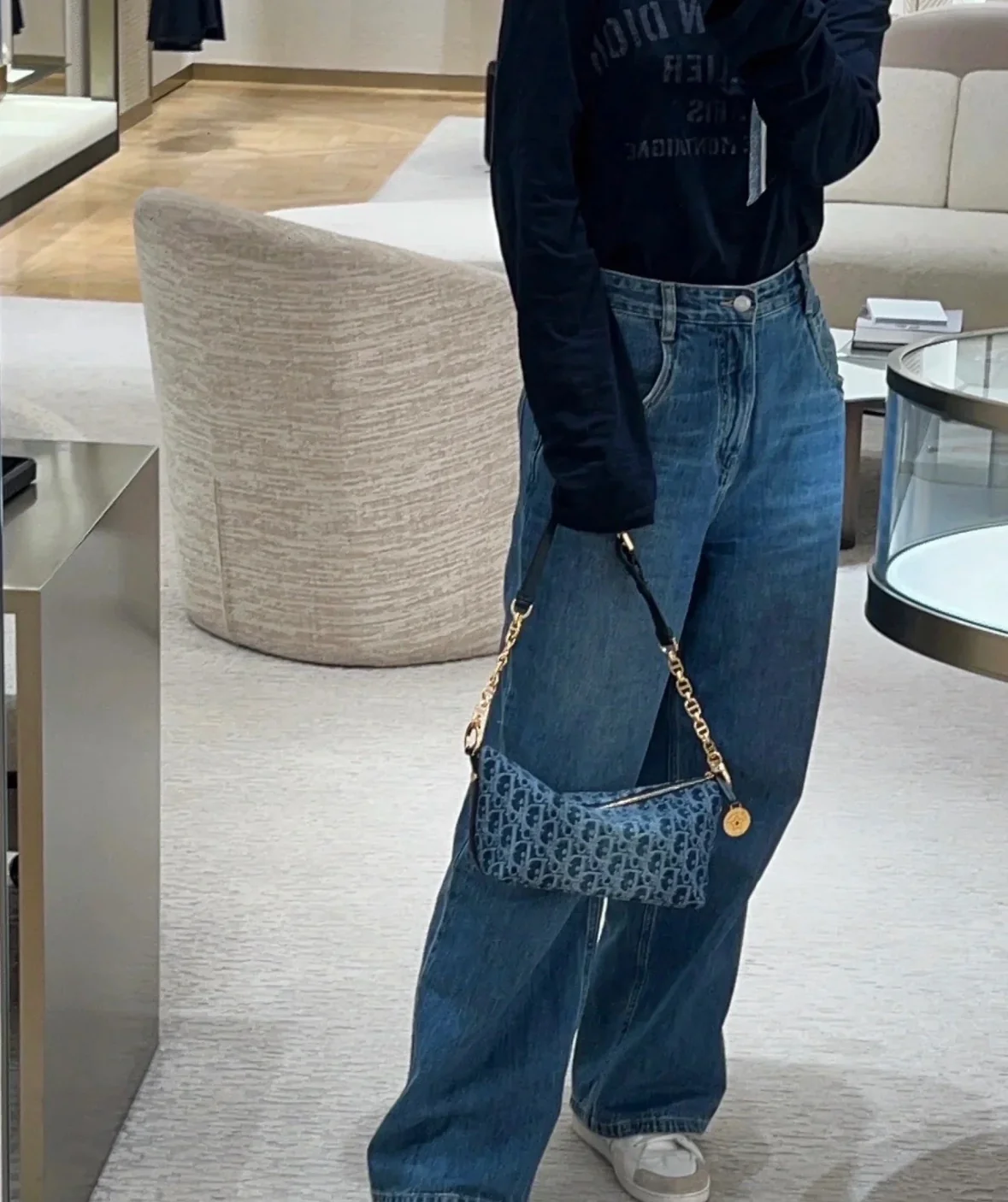 Сумка Dior Starhobo - джинсово-синего цвета.