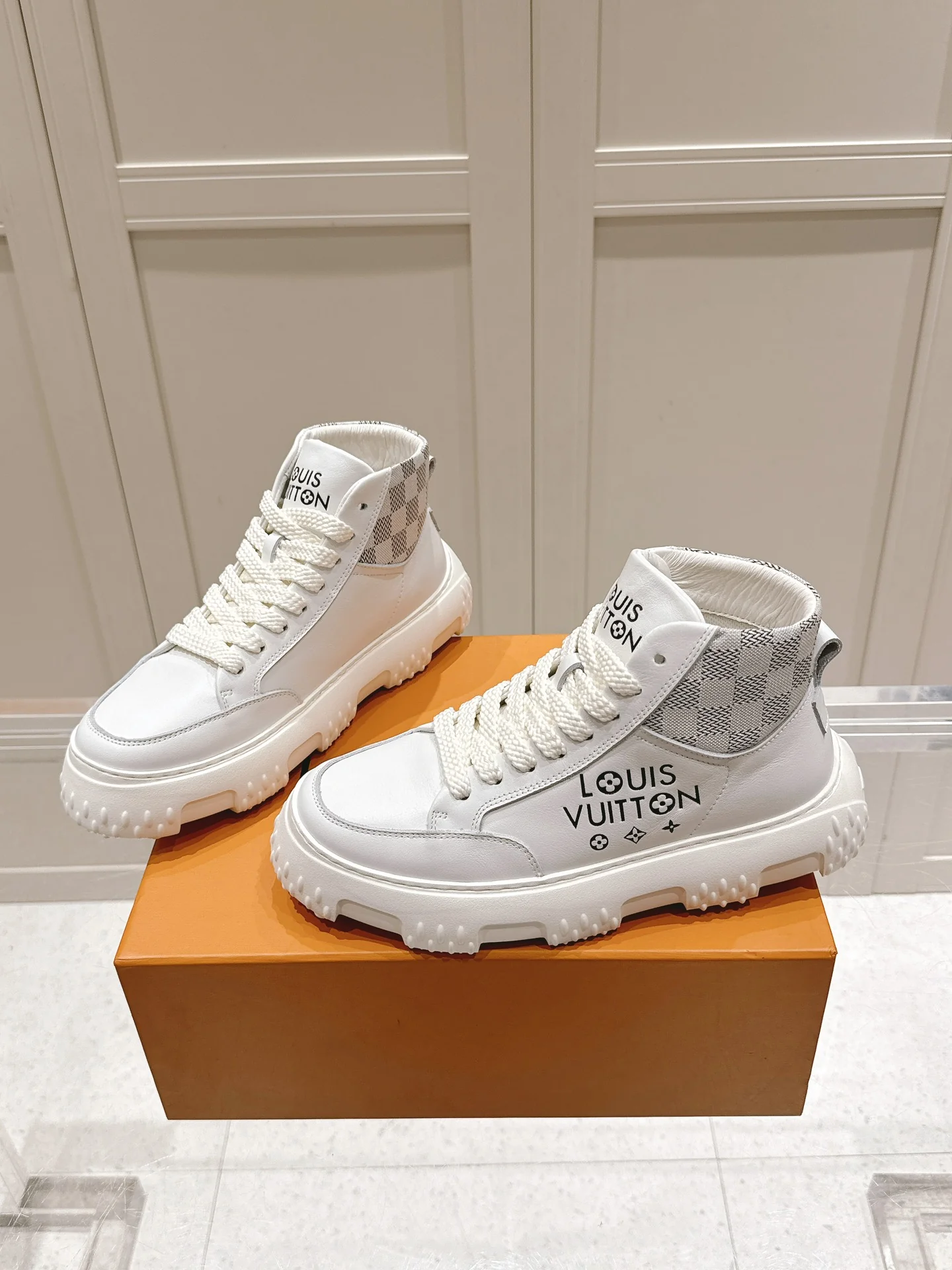 Высокие кроссовки LV-2024 - белые