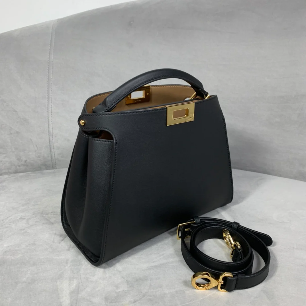 Черная кожаная сумка Fendi Peekaboo