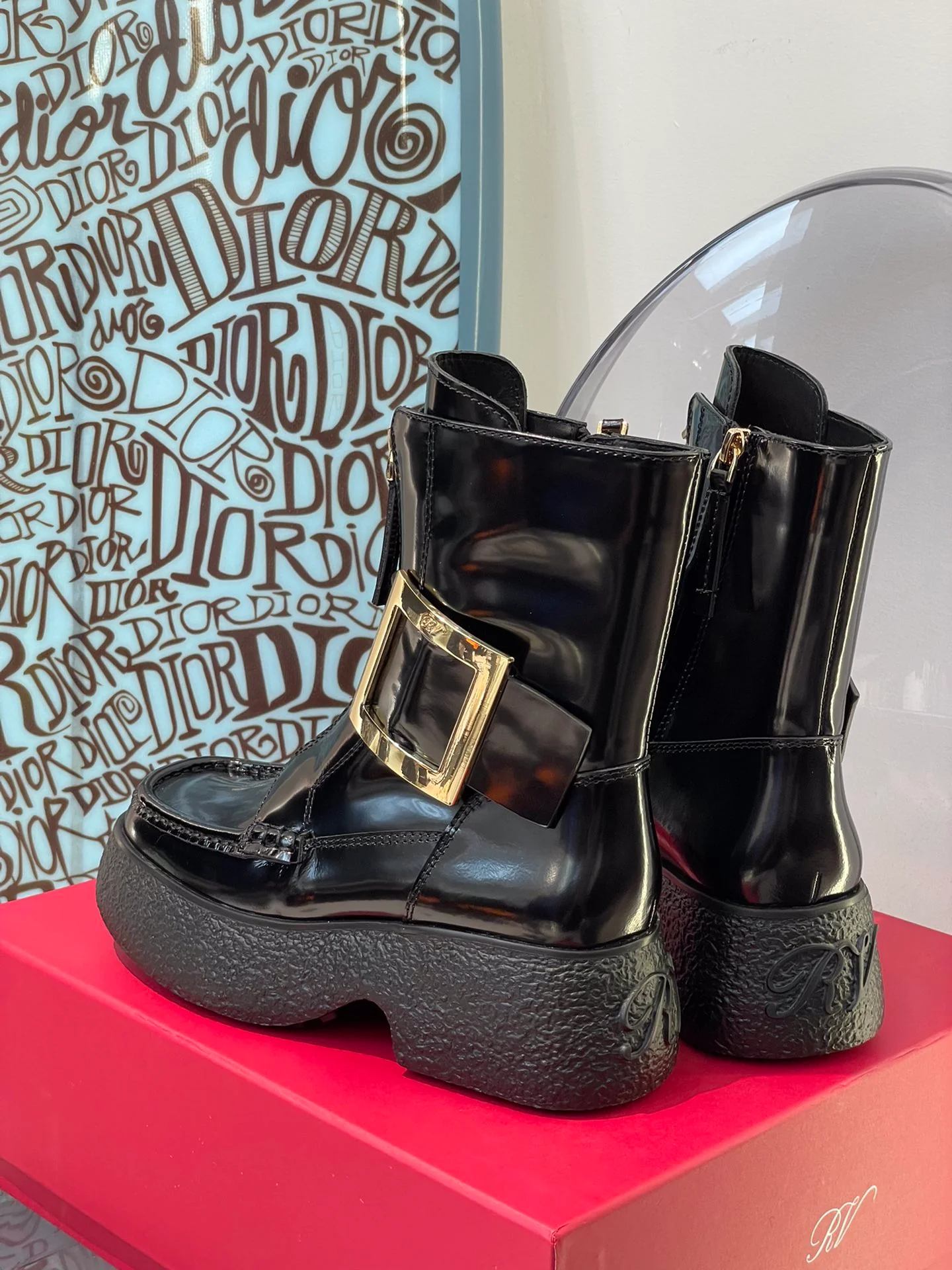 Кожаные ботинки на толстой подошве с застежкой-молнией и металлическими пряжками.