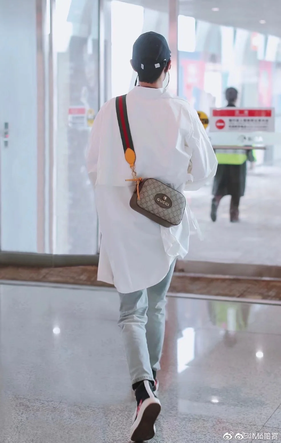 Сумка для фотоаппарата Gucci с головой тигра — как она выглядит на руке.