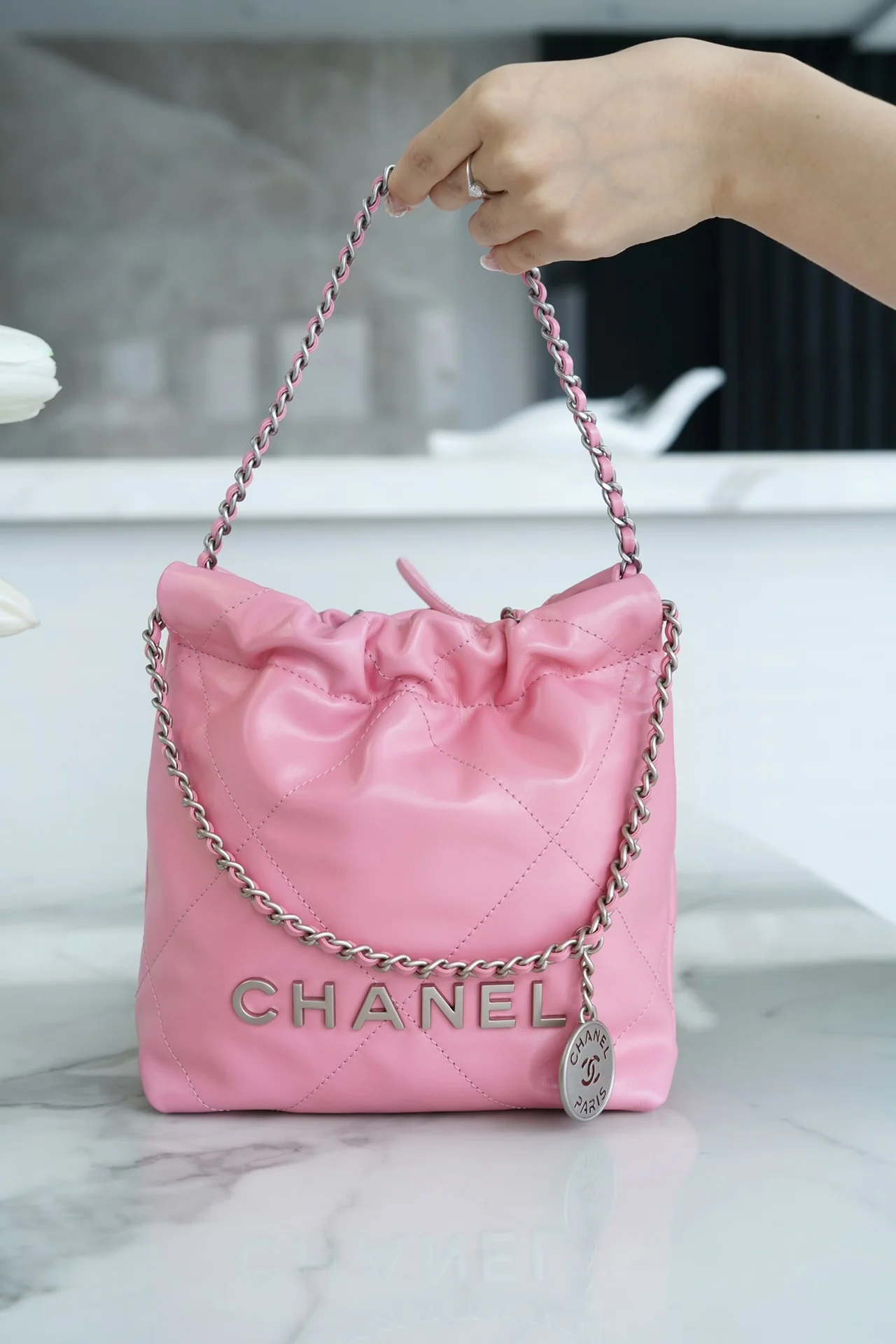 Новинка сезона весна/лето 2023 от Chanel - сумка 22 - мини - розовая с серебряной пряжкой