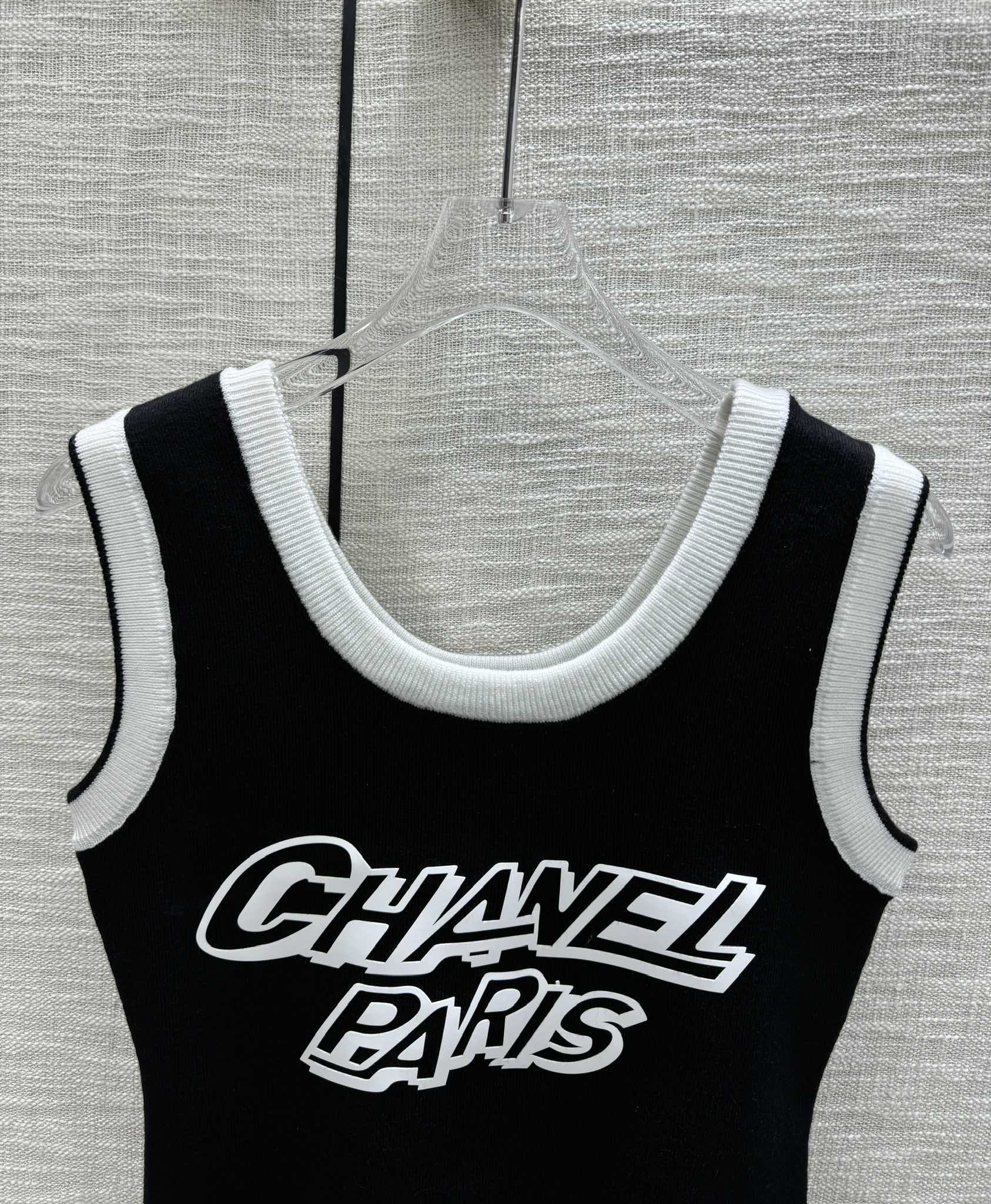 Жилет Chanel 2403-24 из вязки с двойным С-образным вырезом, новая модель для ранней весны, цветовые блоки - черный.