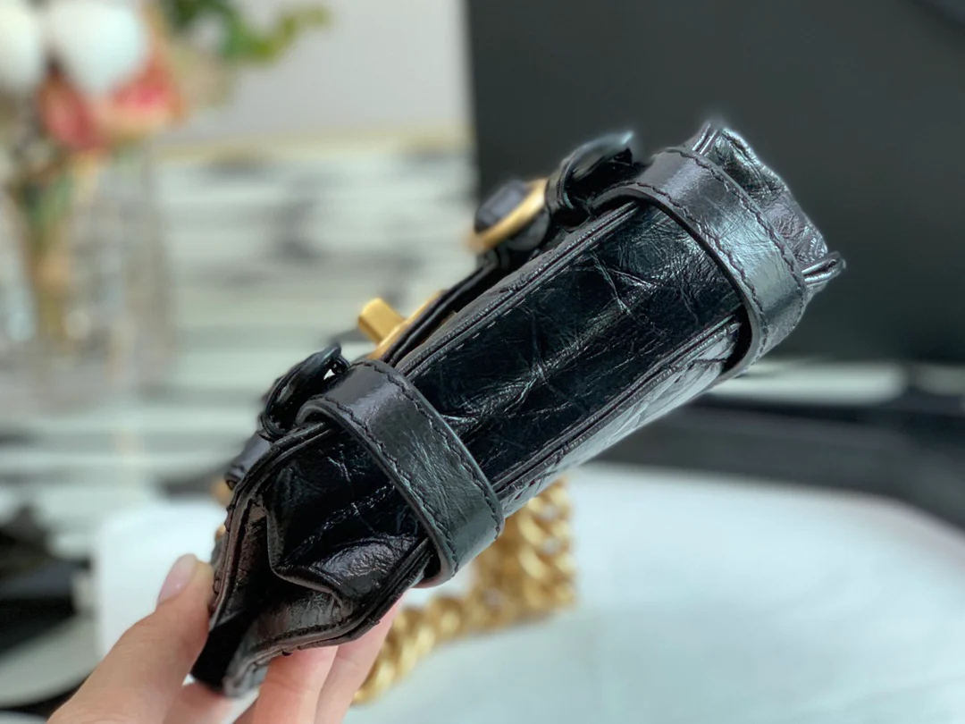 Коллекция Chanel осень/зима - сумка с вертикальным клапаном - сумка-мессенджер