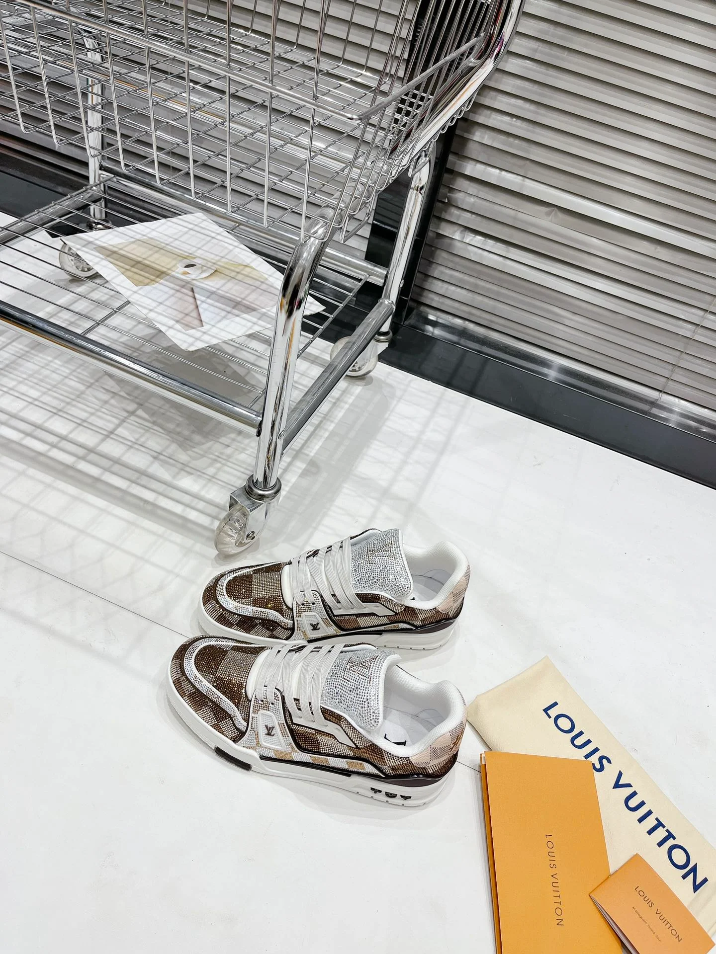 Кроссовки LV Trainer - Скейтбордистские кроссовки - Глянцевые, в клетку Damier, коричневые - Унисекс