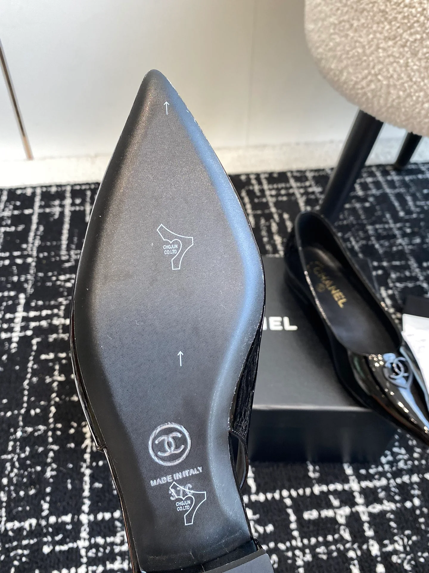 Сандалии Chanel 2025 с острым носком - черные