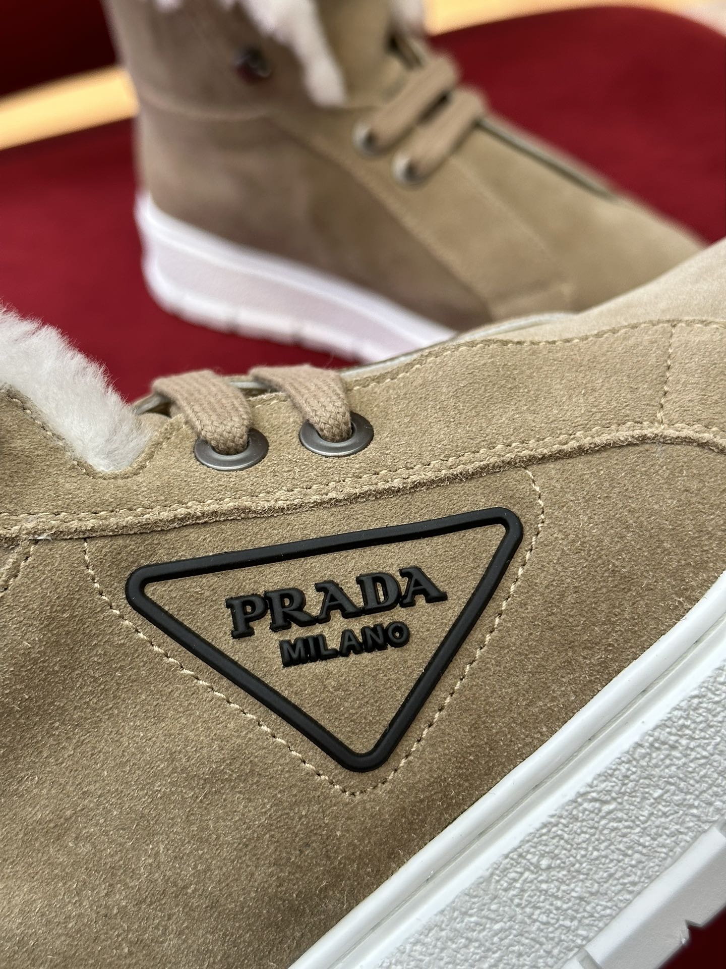 Prada - Новинка сезона осень/зима 2022 - Замшевые шерстяные кроссовки