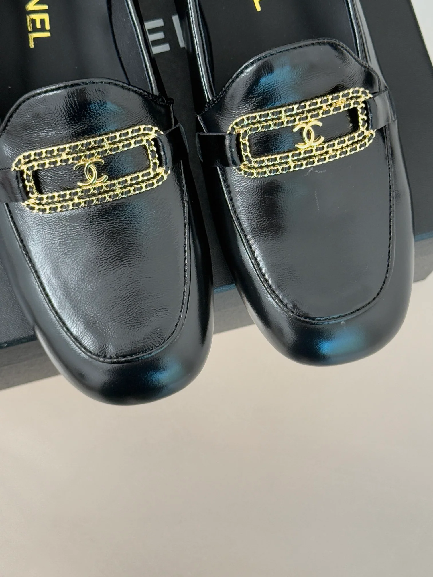 Лоферы Chanel 2024 с двойной цепочкой и пряжкой - черные
