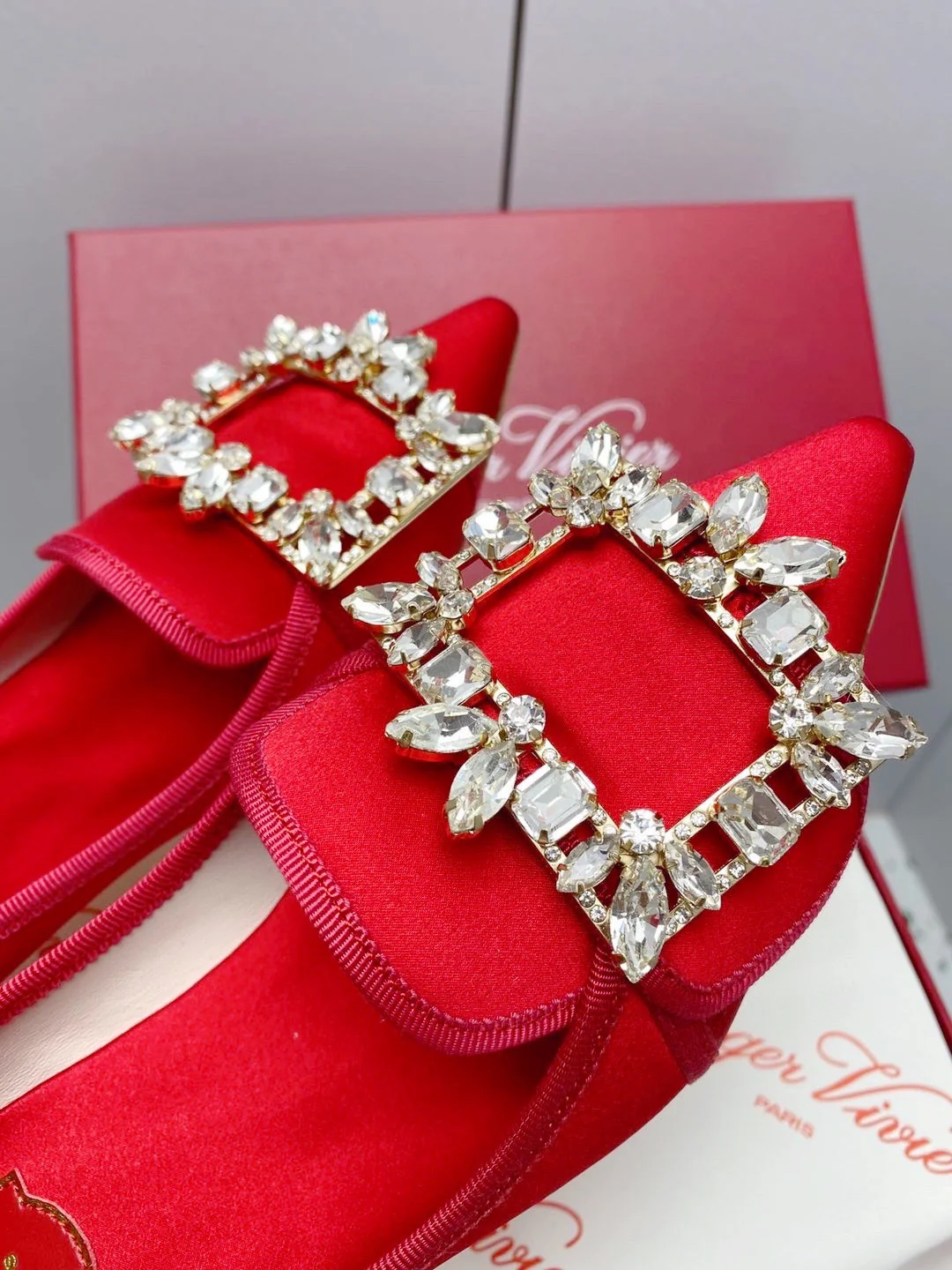 Обувь RV Shoes - Новинка ранней весны 2023 года - Туфли на низком каблуке с пряжкой в ??виде снежинки - Красные