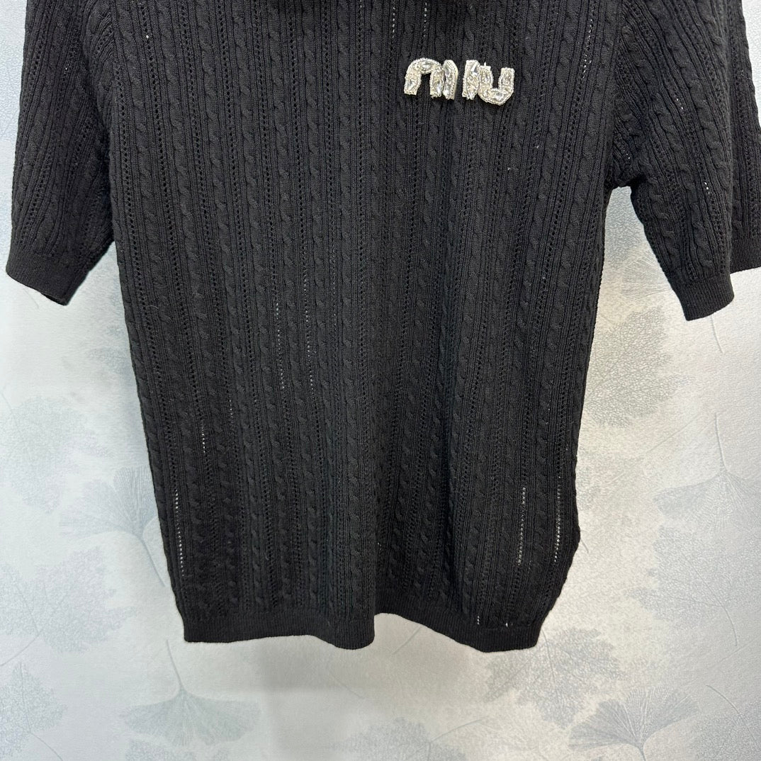 Miu Miu-2404-24 Новая коллекция ?Ранняя весна?: Прочная трикотажная футболка с коротким рукавом и воротником ?Питер Пэн? с бисером.