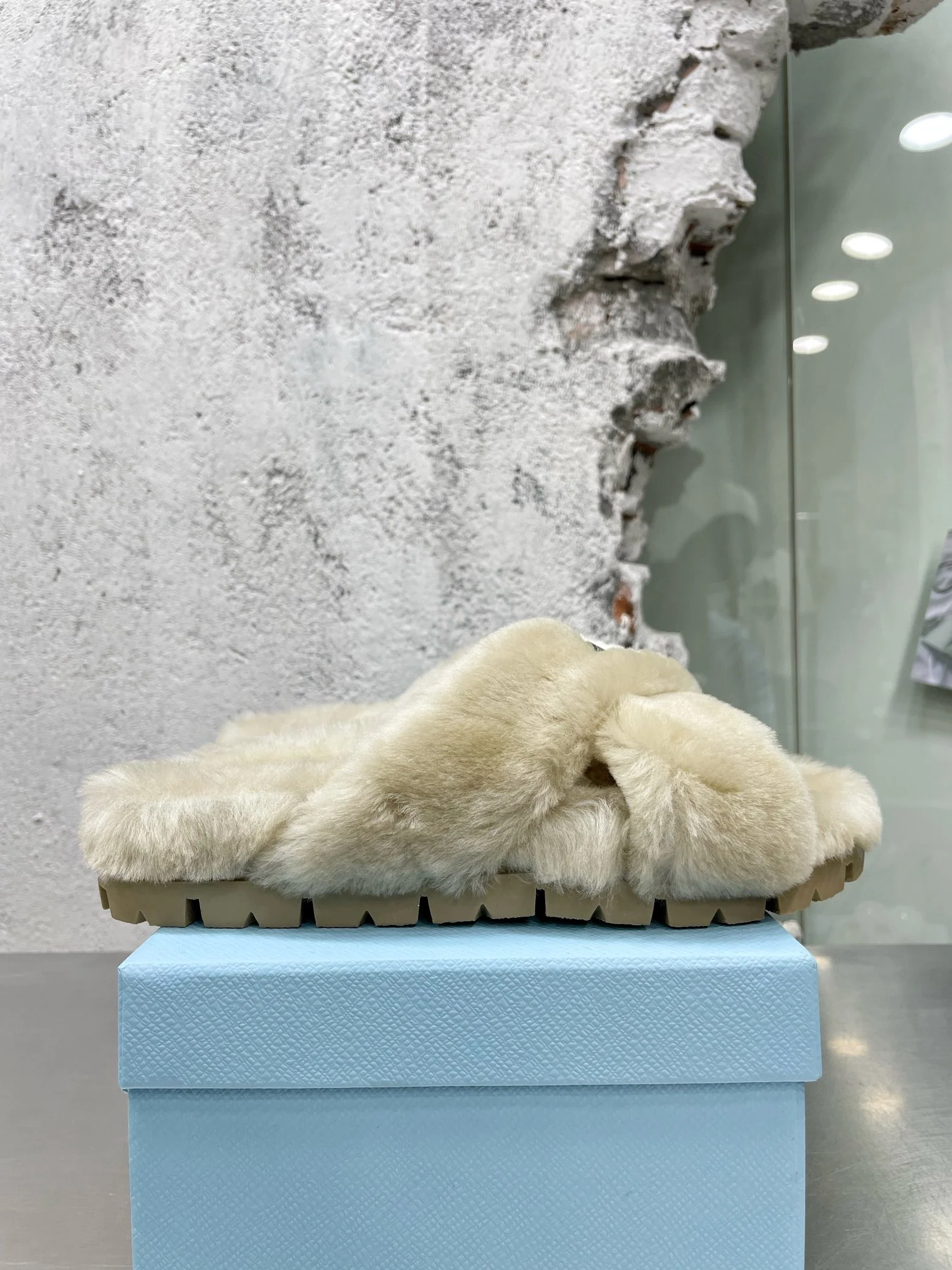 Новинка сезона осень/зима 2022 от Prada — меховые тапочки — в стиле знаменитостей