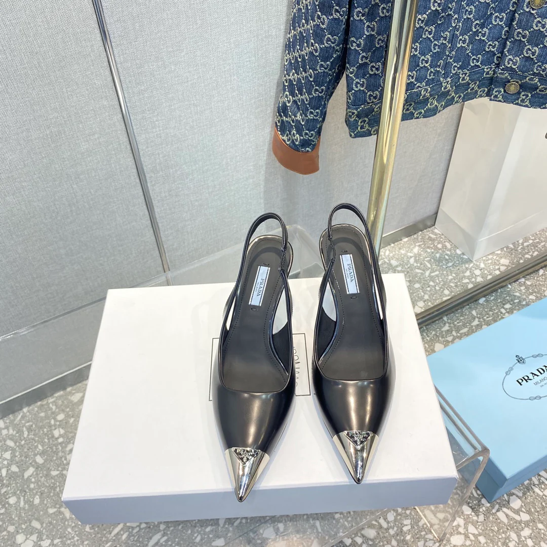 Новинка сезона весна/лето 2023 от Prada - сандалии с острым носком.