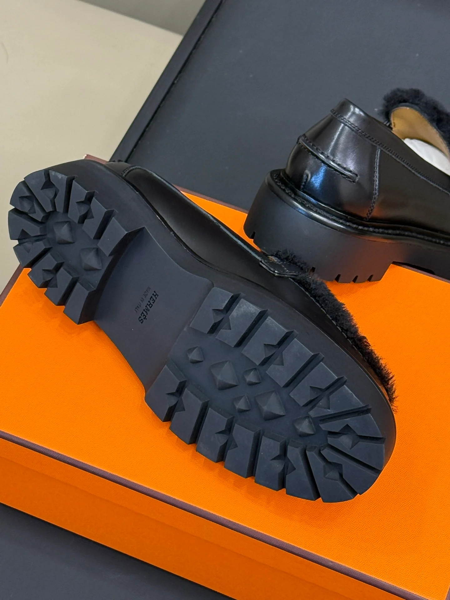 Меховые лоферы Hermes 2024 - черные