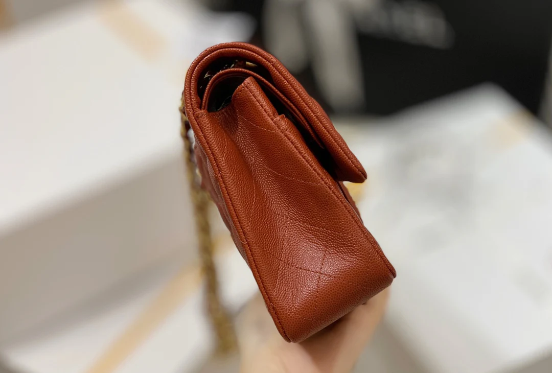 Chanel - Сумка из телячьей кожи с мелким шариковым узором - CF - Коричневая с золотой фурнитурой - 25 см