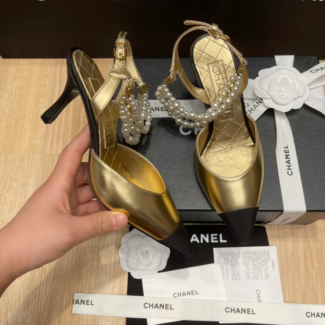 Chanel - Босоножки на шпильке, вышитые жемчугом