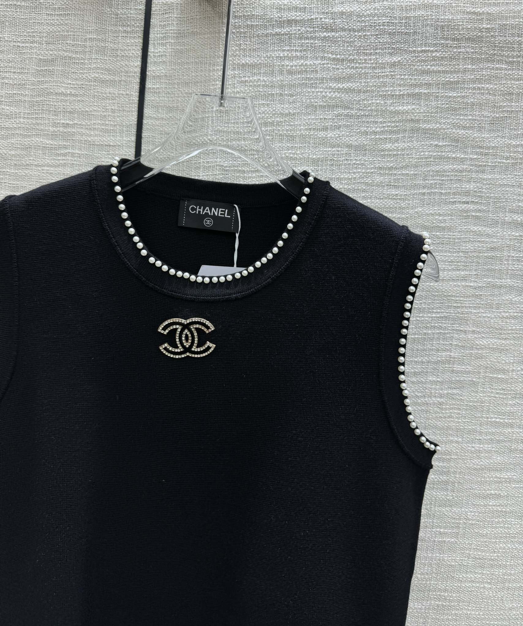 Жилет Chanel 2403, украшенный толстым слоем бисера.