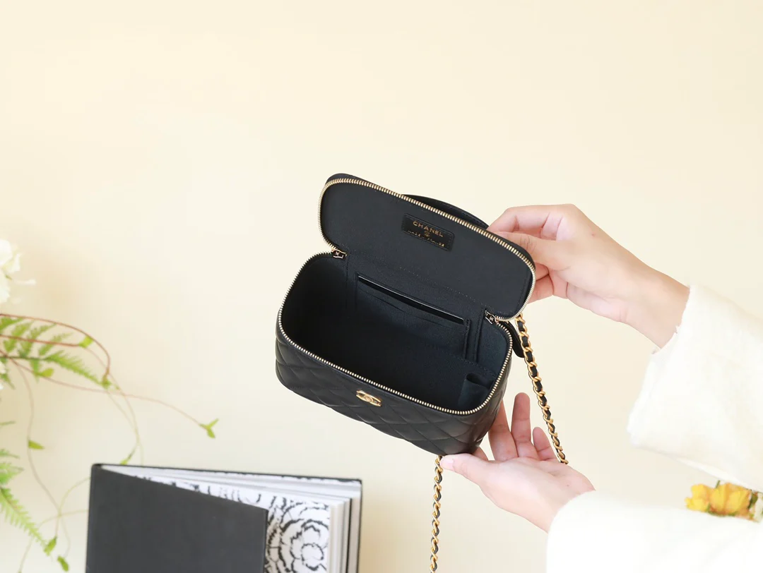 Коллекция Chanel Métiers d'Art - Сумочка для помады - Квадратная коробочка - Черная