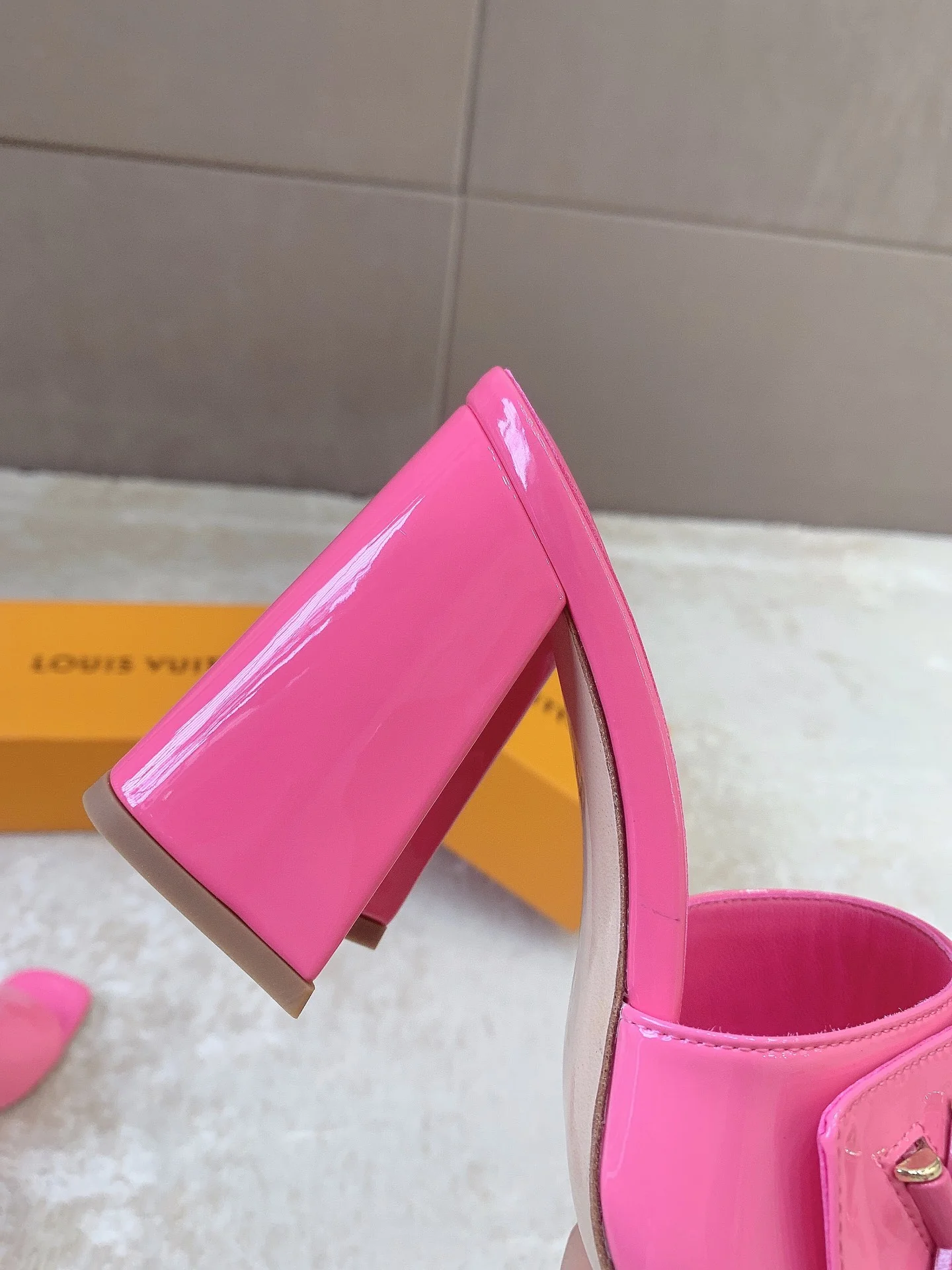 Новинка сезона весна/лето 2023 от LV - Туфли на высоком каблуке - Ярко-розовые