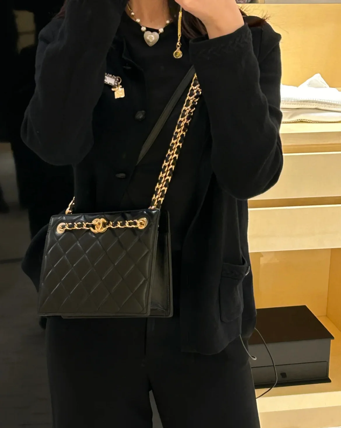 Винтажная квадратная вечерняя сумка Chanel из 24-каратного золота - черная.