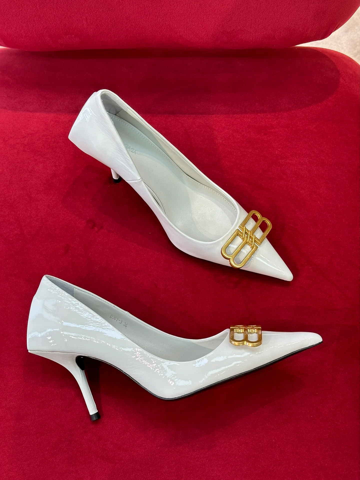 Коллекция Balenciaga Весна/Лето 2023 — Классические туфли-лодочки с острым носком и квадратным каблуком.