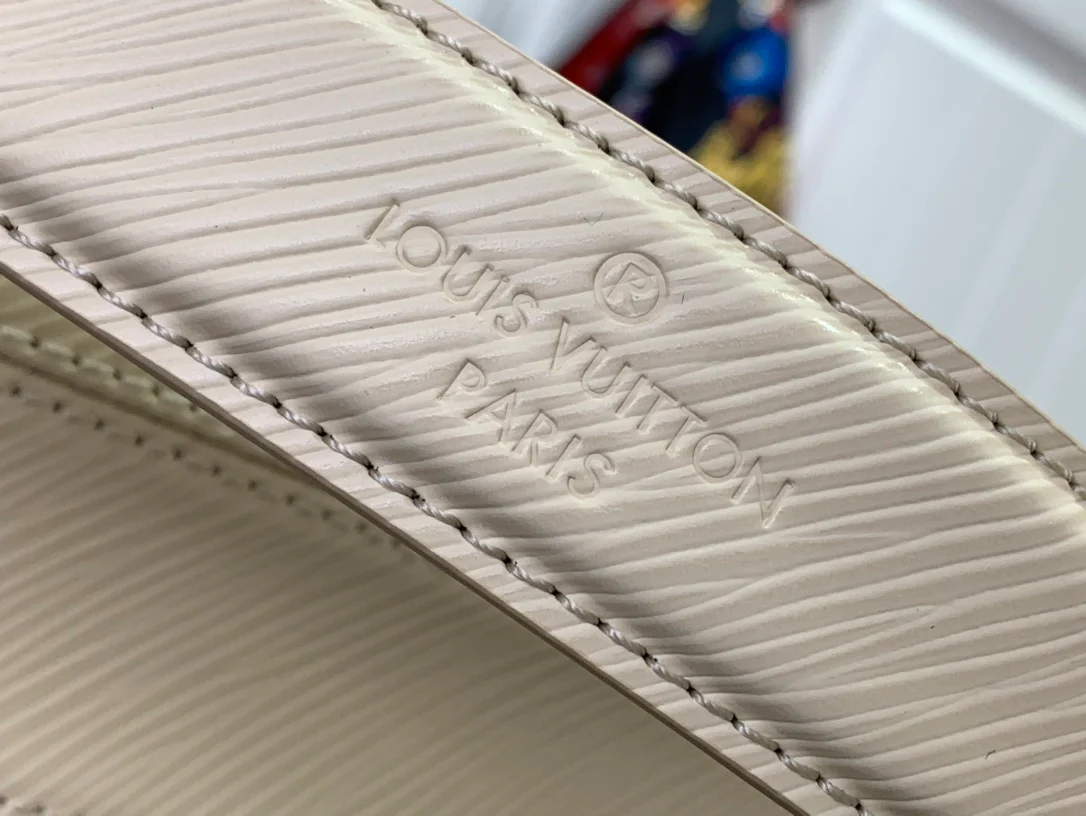 Сумка LV Twist West с узором ?водная рябь? — белая.