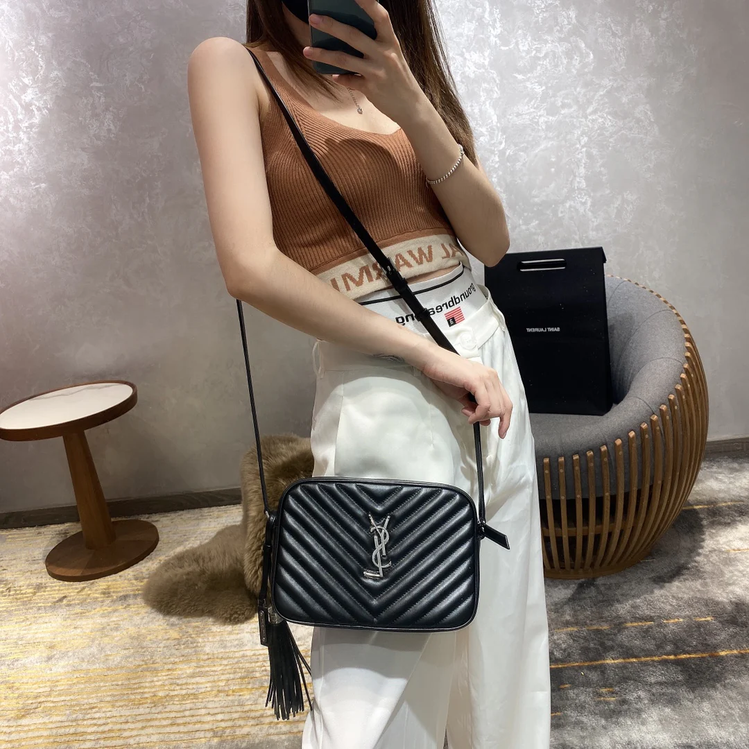 Фотосумка YSL Lou Bag — черная с серебристой фурнитурой.