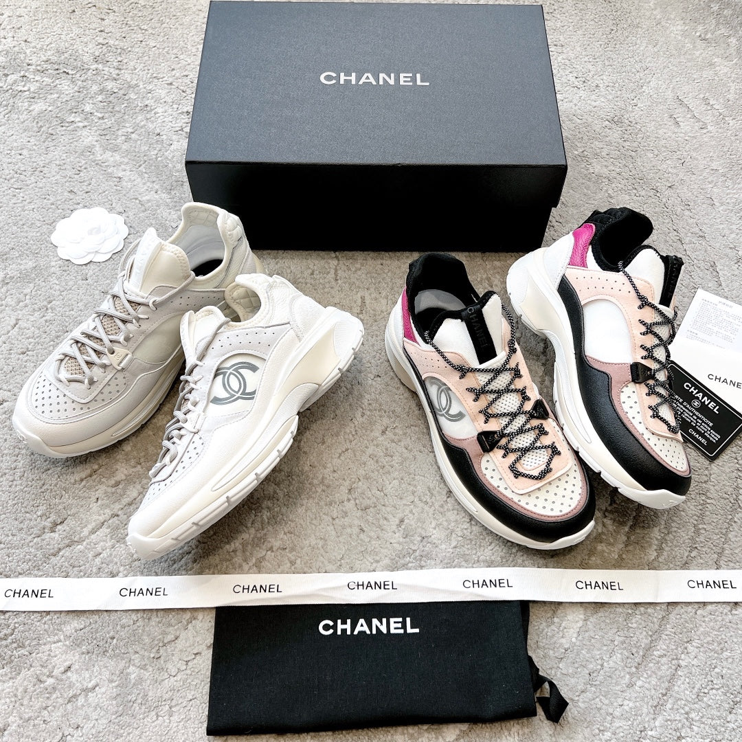 Новые поступления коллекции Chanel Весна/Лето 2023 - Кроссовки - Белые - 1