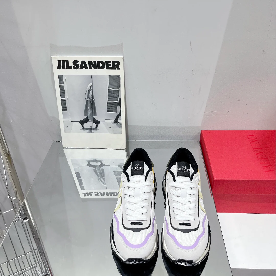 Новинка сезона весна/лето 2022 от Valentino - Замшевые кроссовки на шнуровке и сетке - Унисекс - Белые