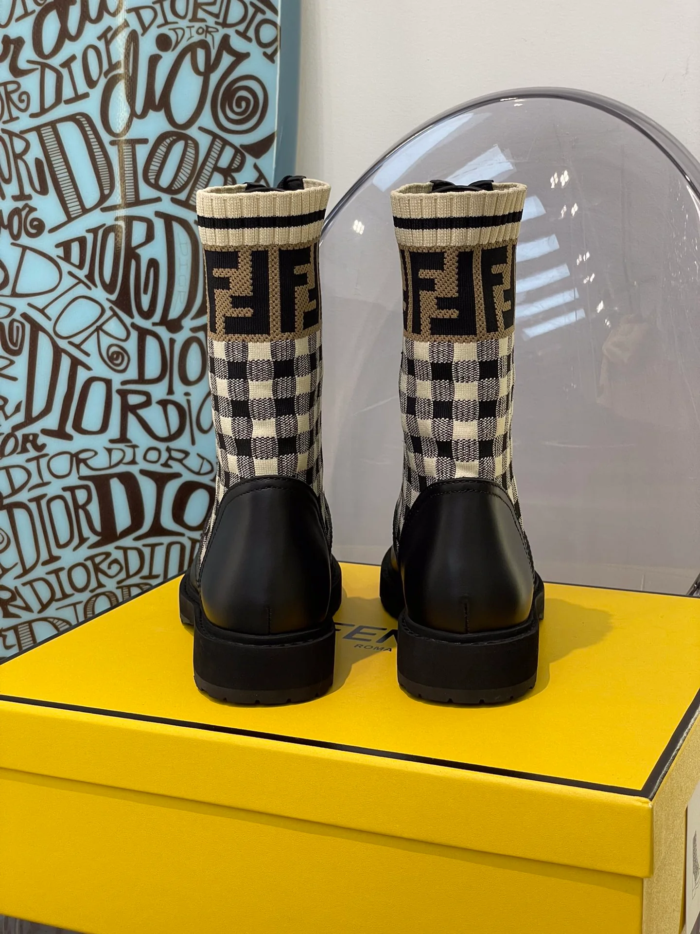 Fendi - Потрясающие сапоги-ботфорты на шнуровке, напоминающие носки.