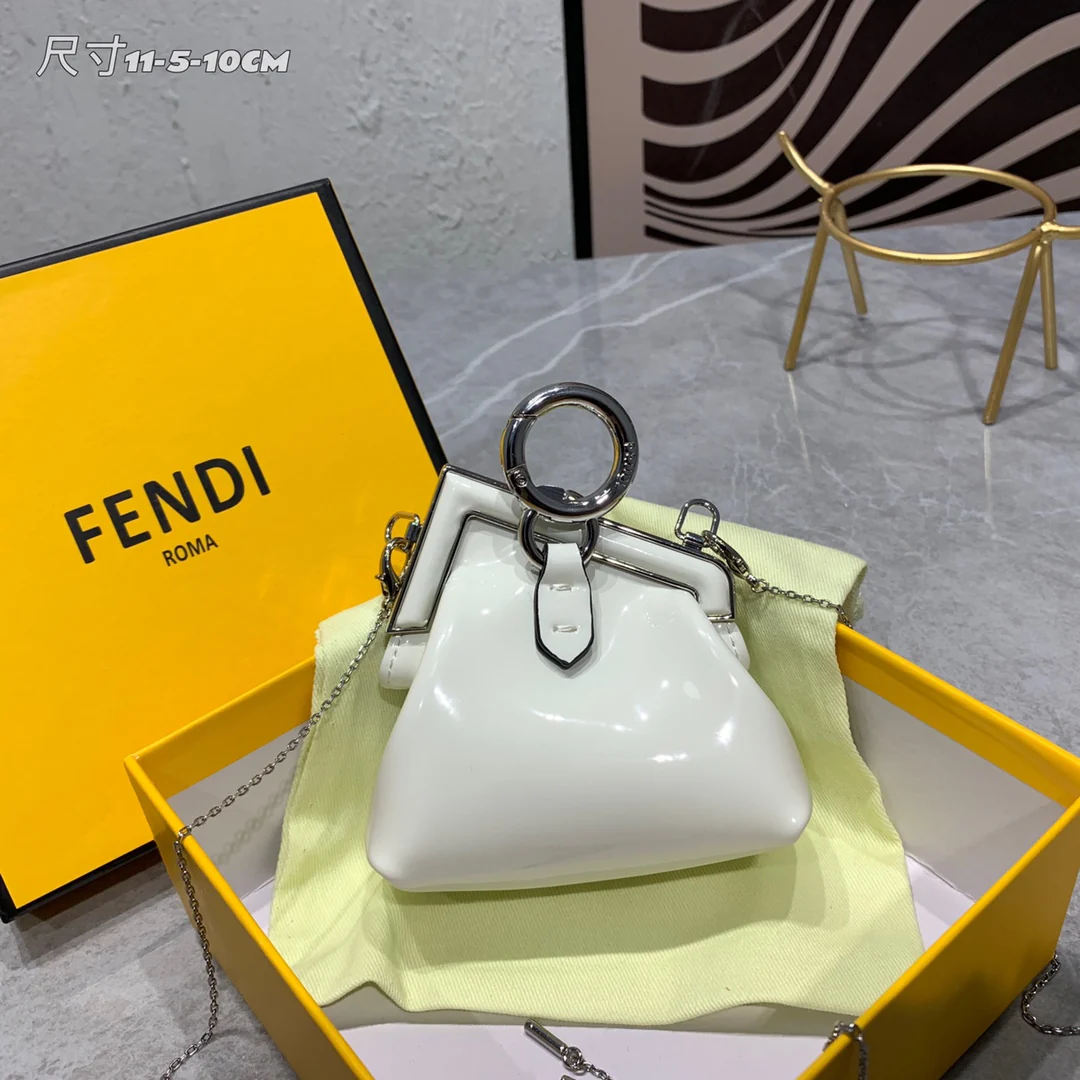 Мини-сумочка Fendi First из лакированной кожи (белая)