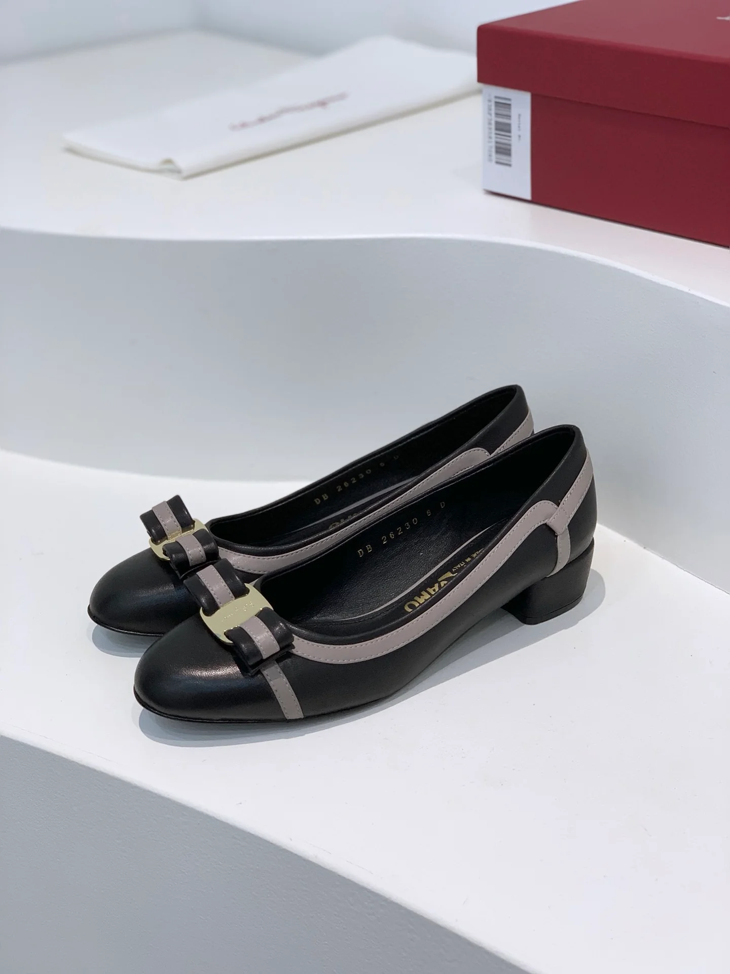 Туфли Salvatore Ferragamo - Ferragamo - Vara bow - туфли на низком массивном каблуке в стиле пэчворк - 1