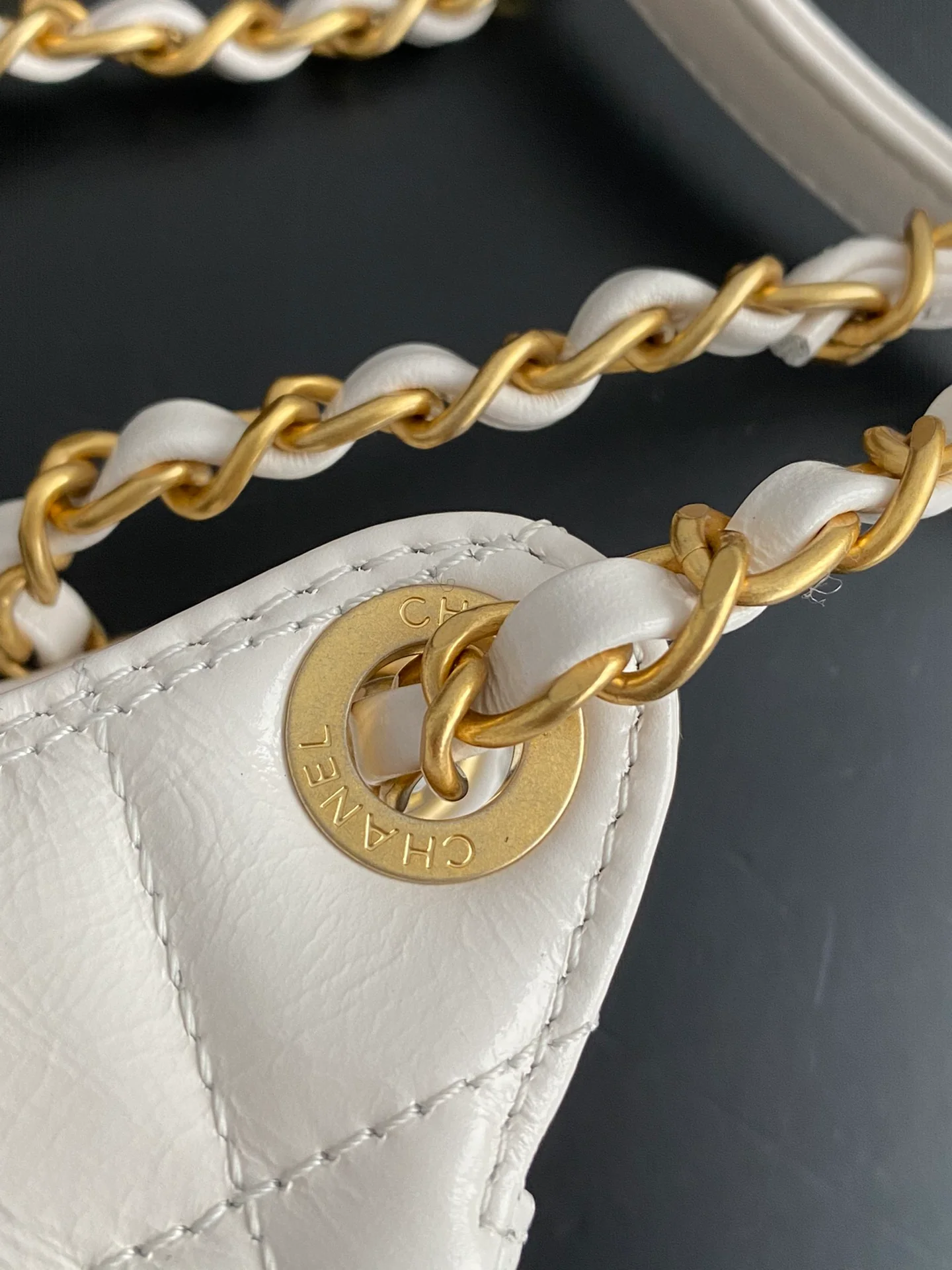 Коллекция Chanel ?Ранняя весна 2023? — сумка-хобо в стиле хиппи — маленькая — белая