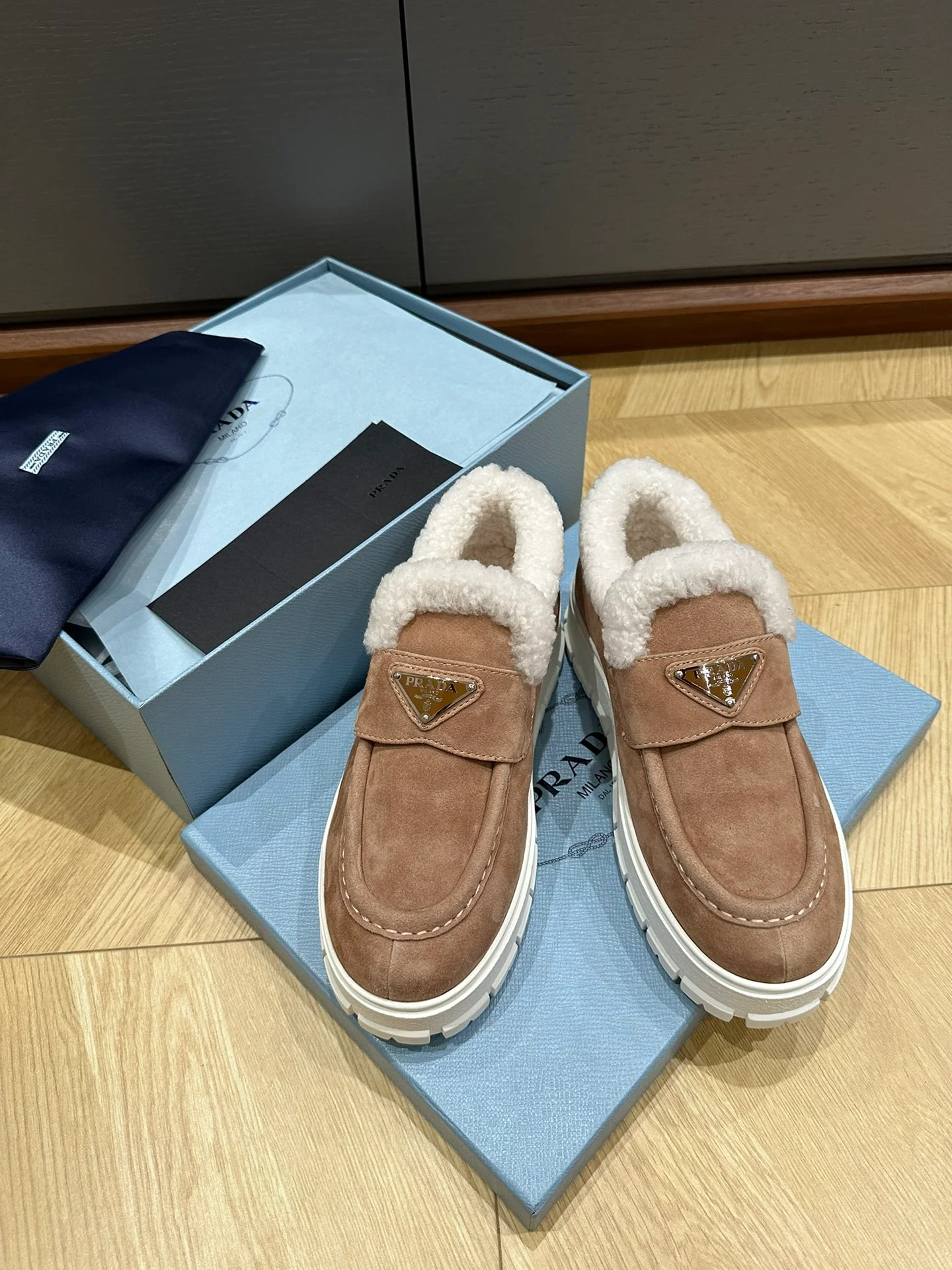 Замшевые шерстяные лоферы Prada - цвет хаки