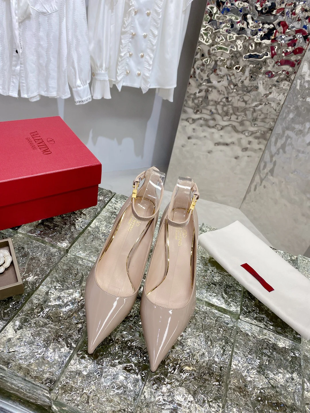 Новинки сезона ?Начало осени? от Valentino 2022 — туфли на высоком каблуке.