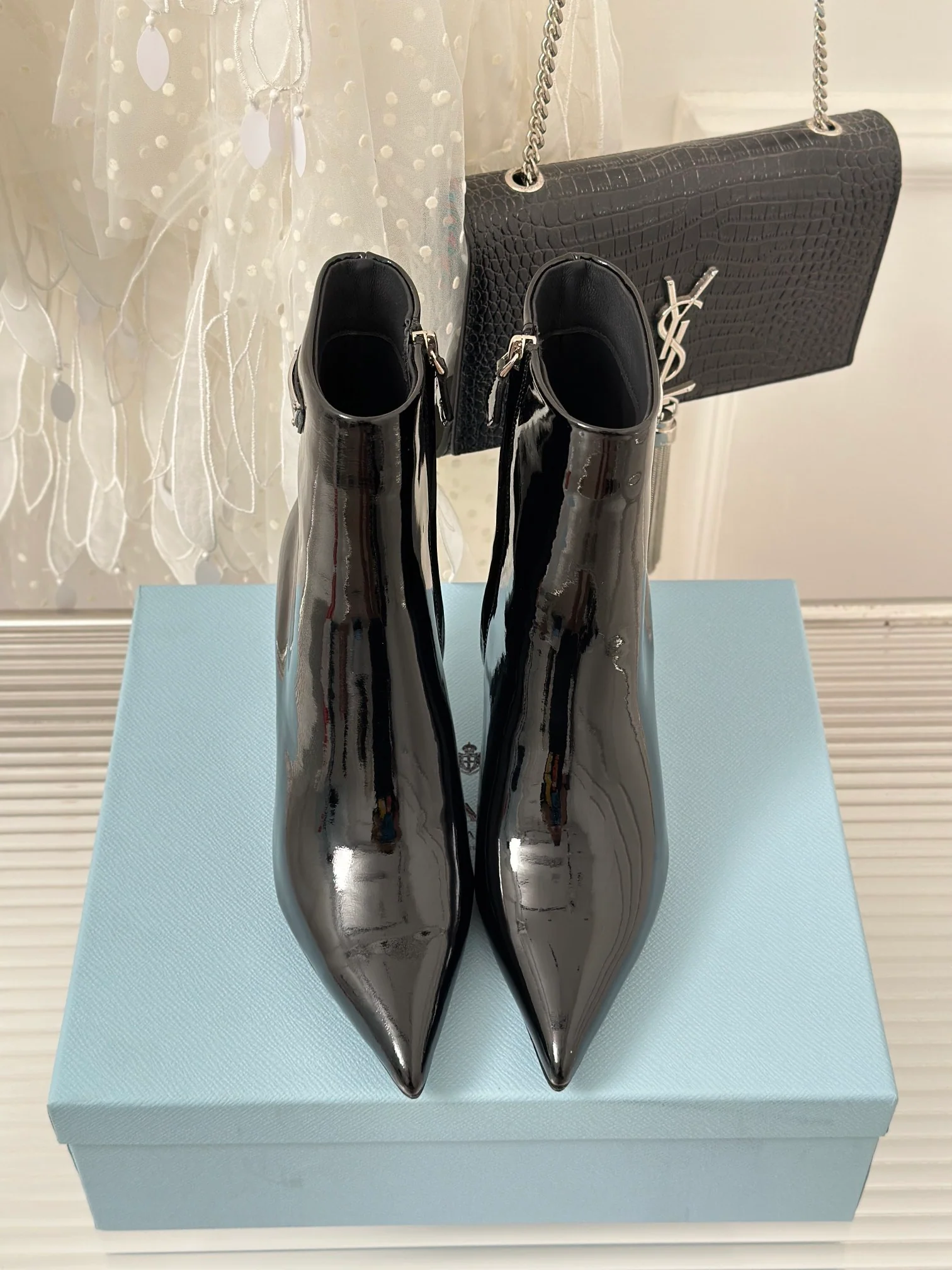 Новинка сезона осень/зима 2023 от Prada — Ботильоны с острым носком и треугольным логотипом — Черные